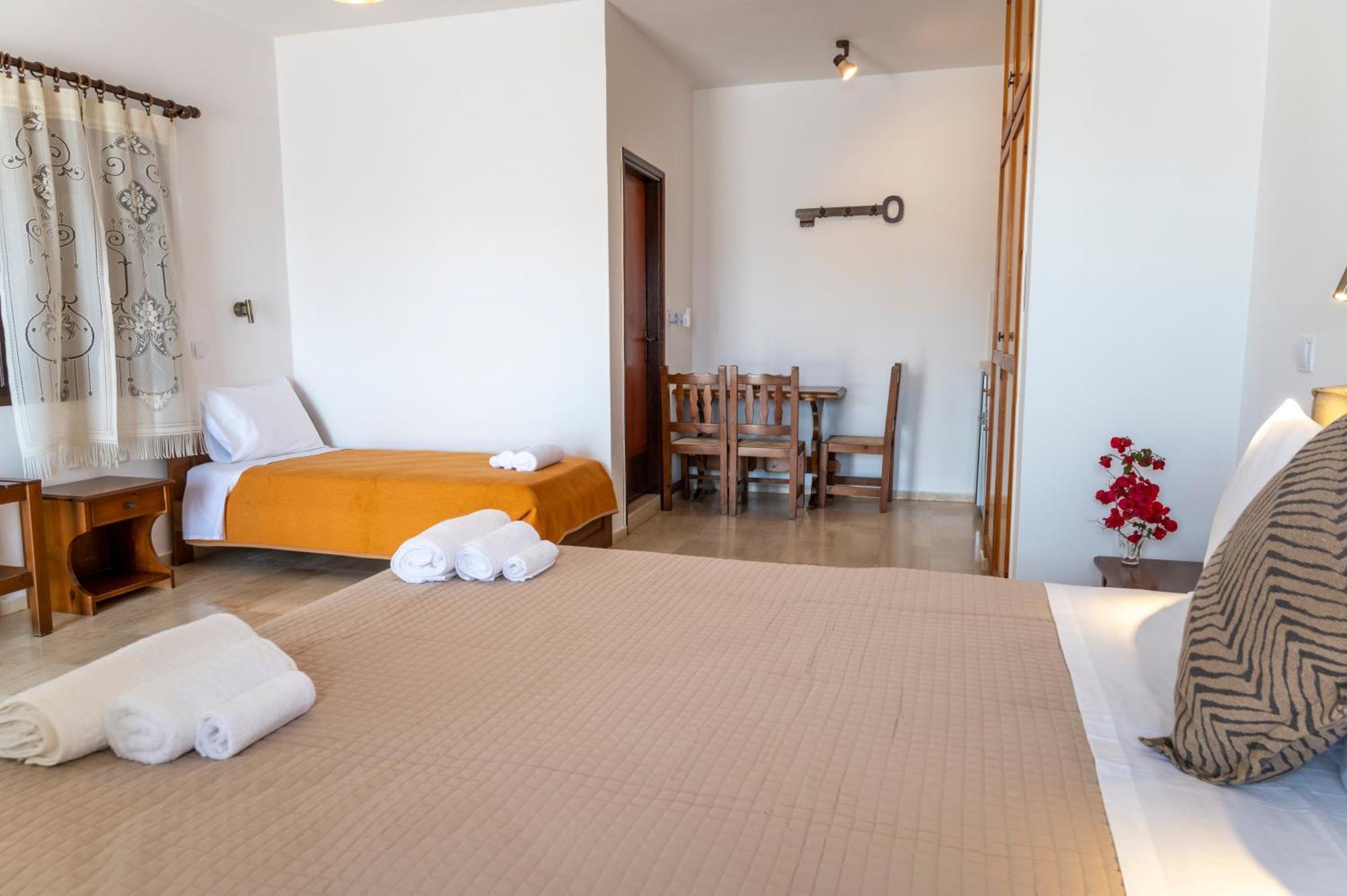 Pelagos Seafront Accommodation - George Myrties Extérieur photo